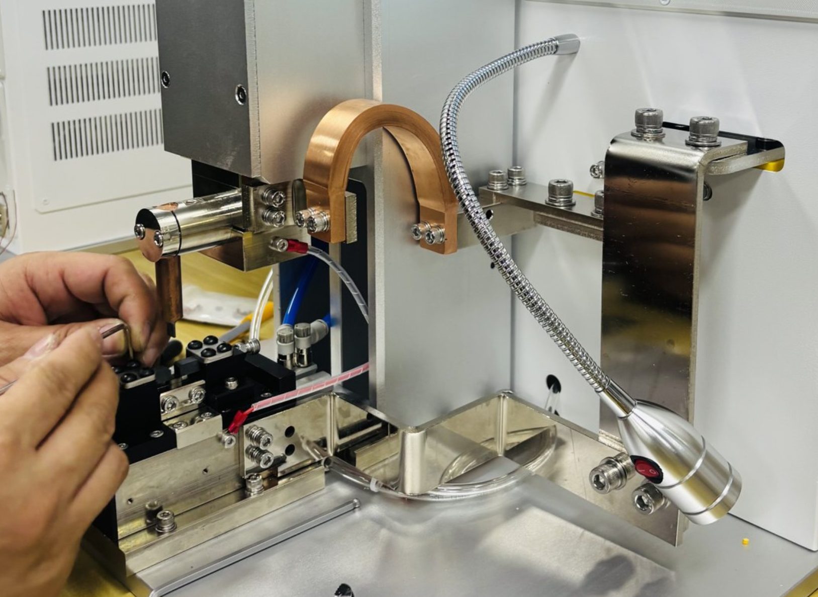 Precision soldering station